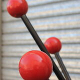 Ball-wearing coat hanger