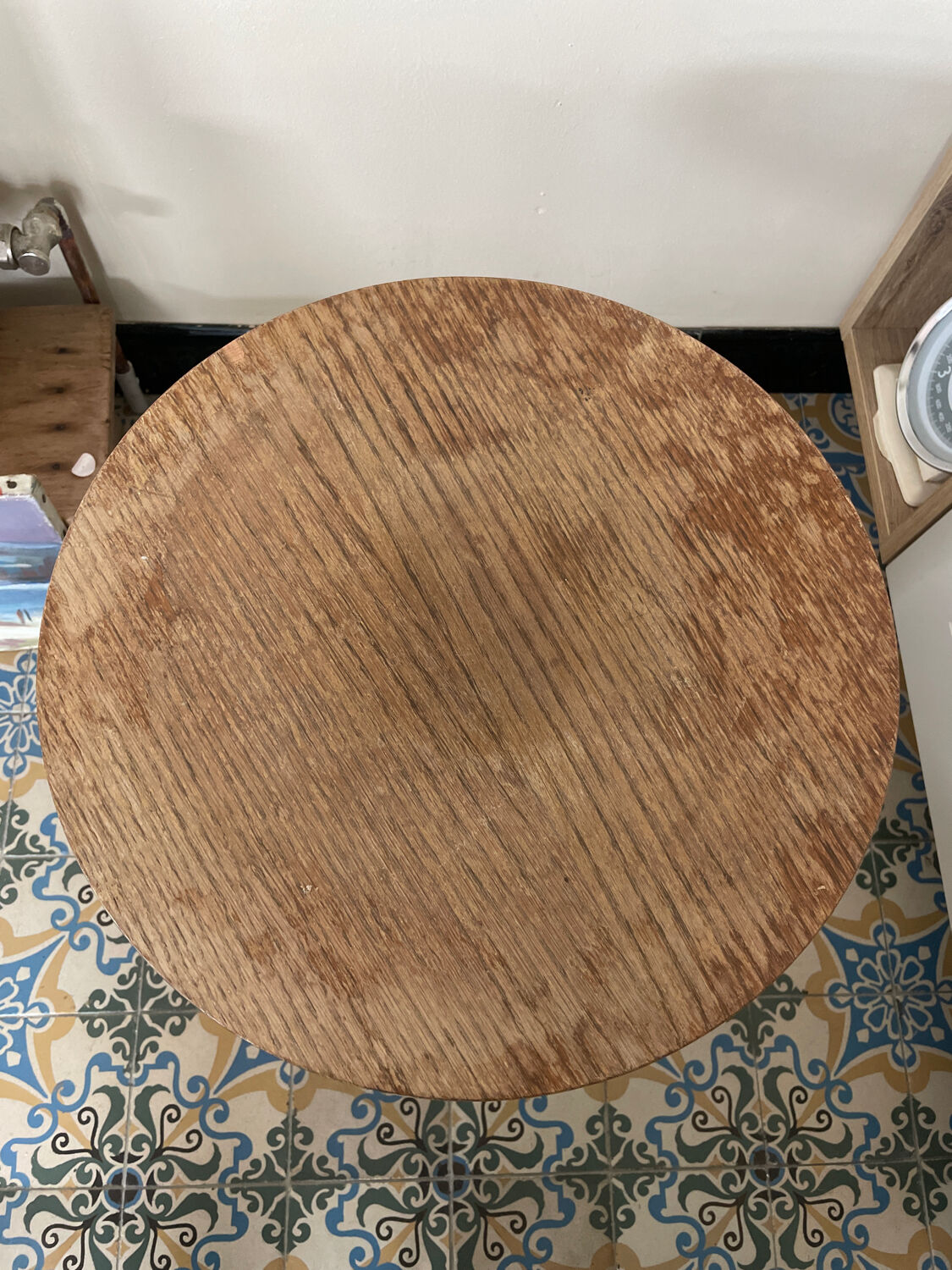 Circular pedestal table