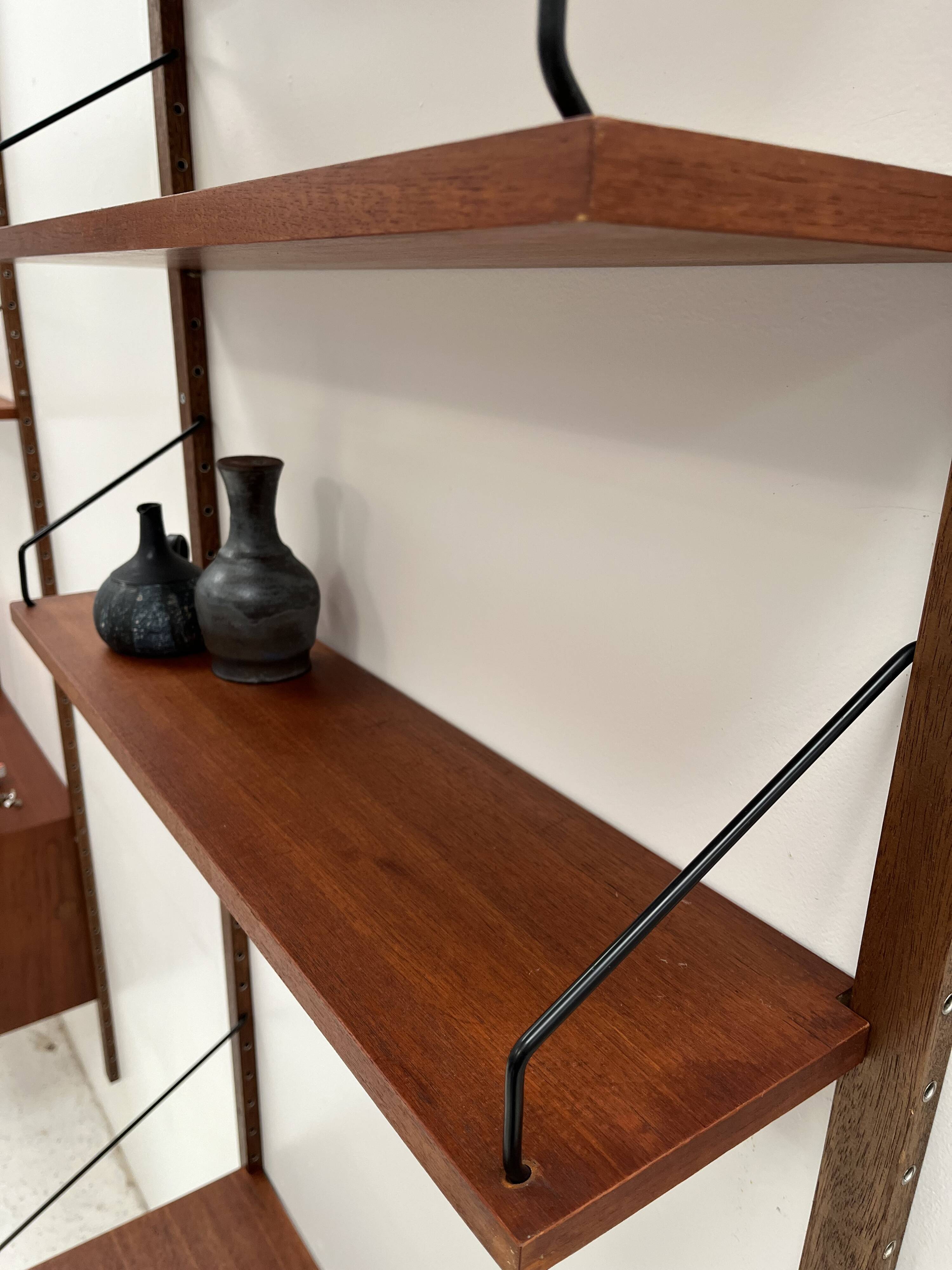 Meuble mural par P. Cadobvius