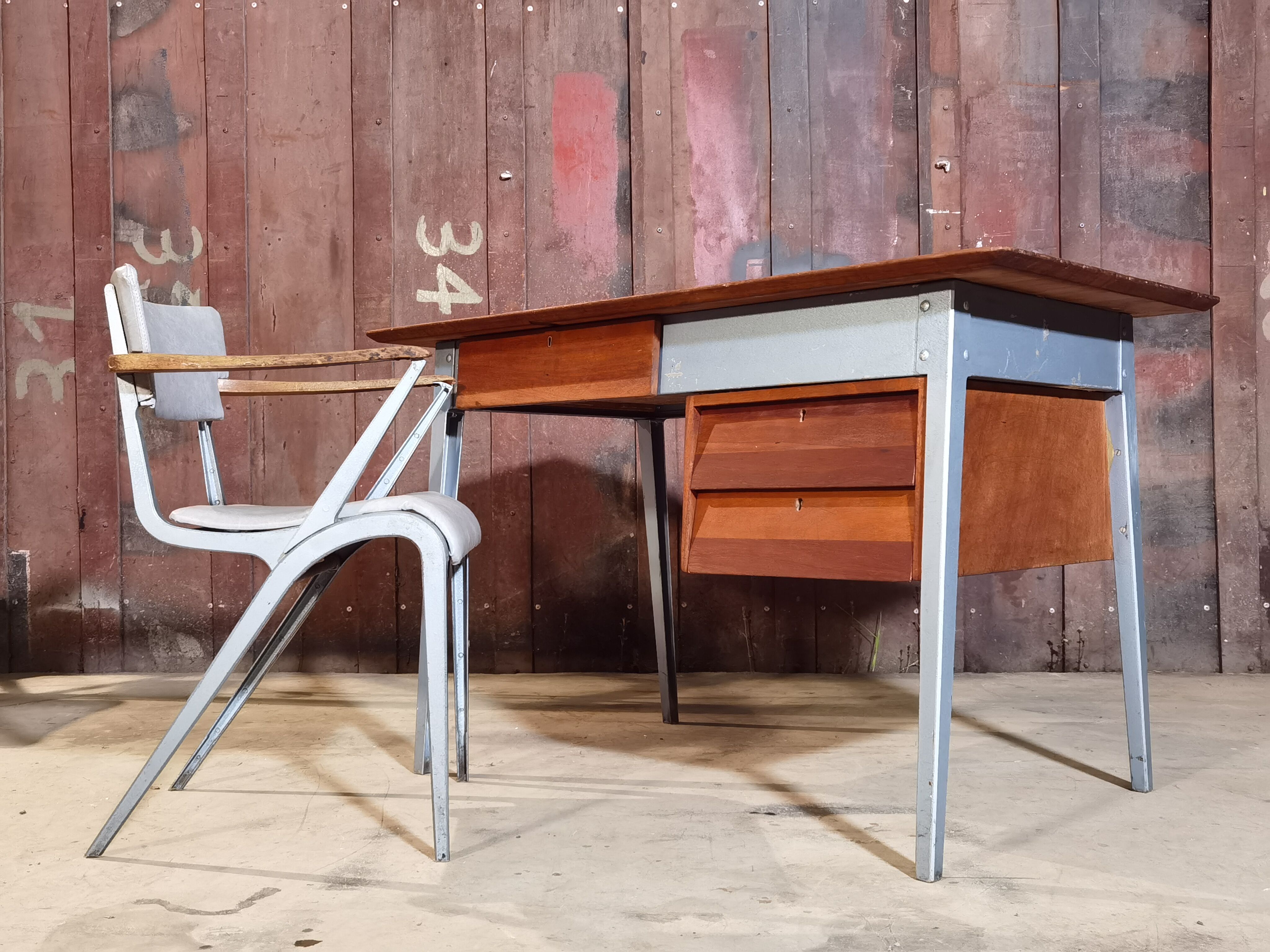 James Léonard's 6212 desk and chair for ESA Esavian