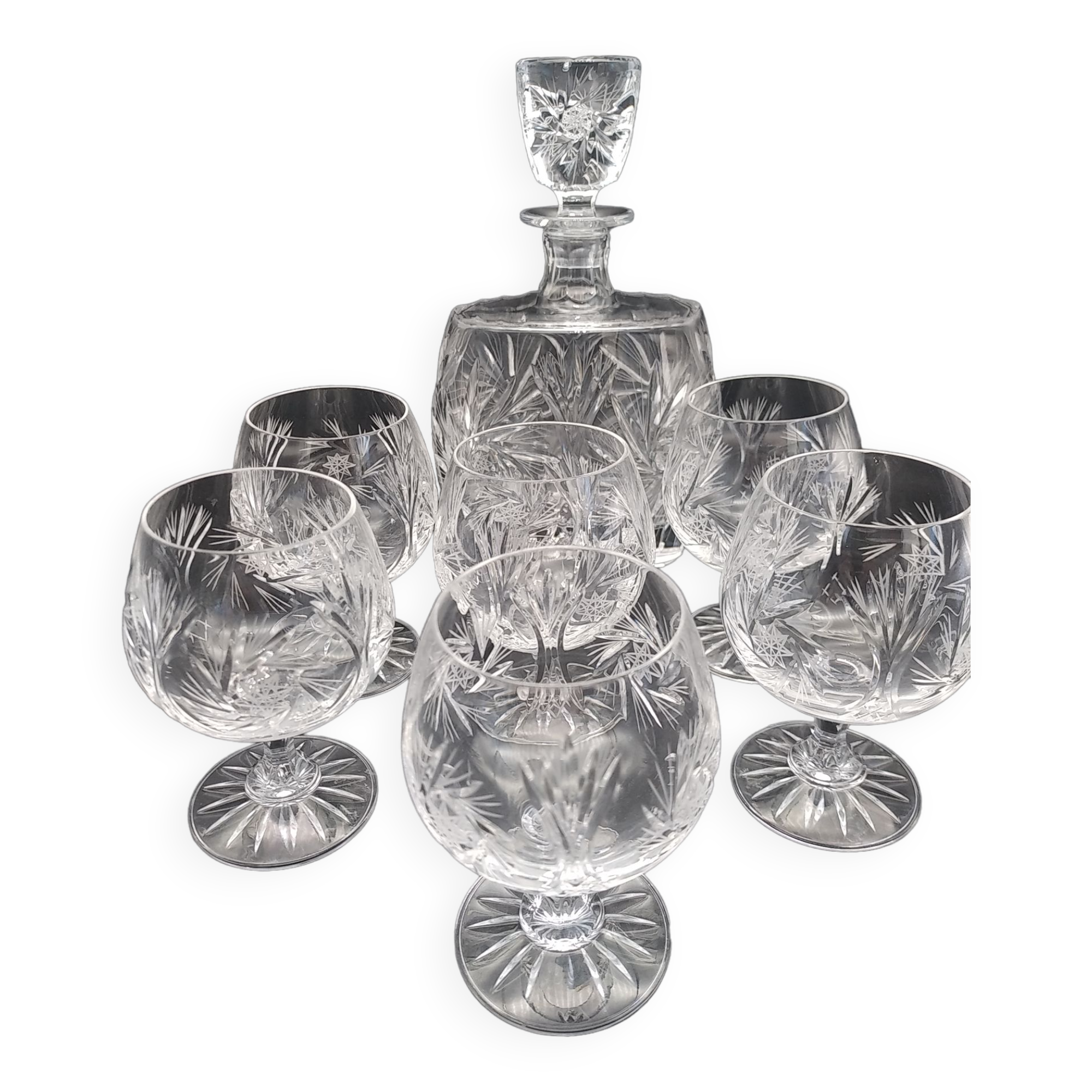 Carafe et  6 verres à cognac en cristal taillé main . Années 60 .