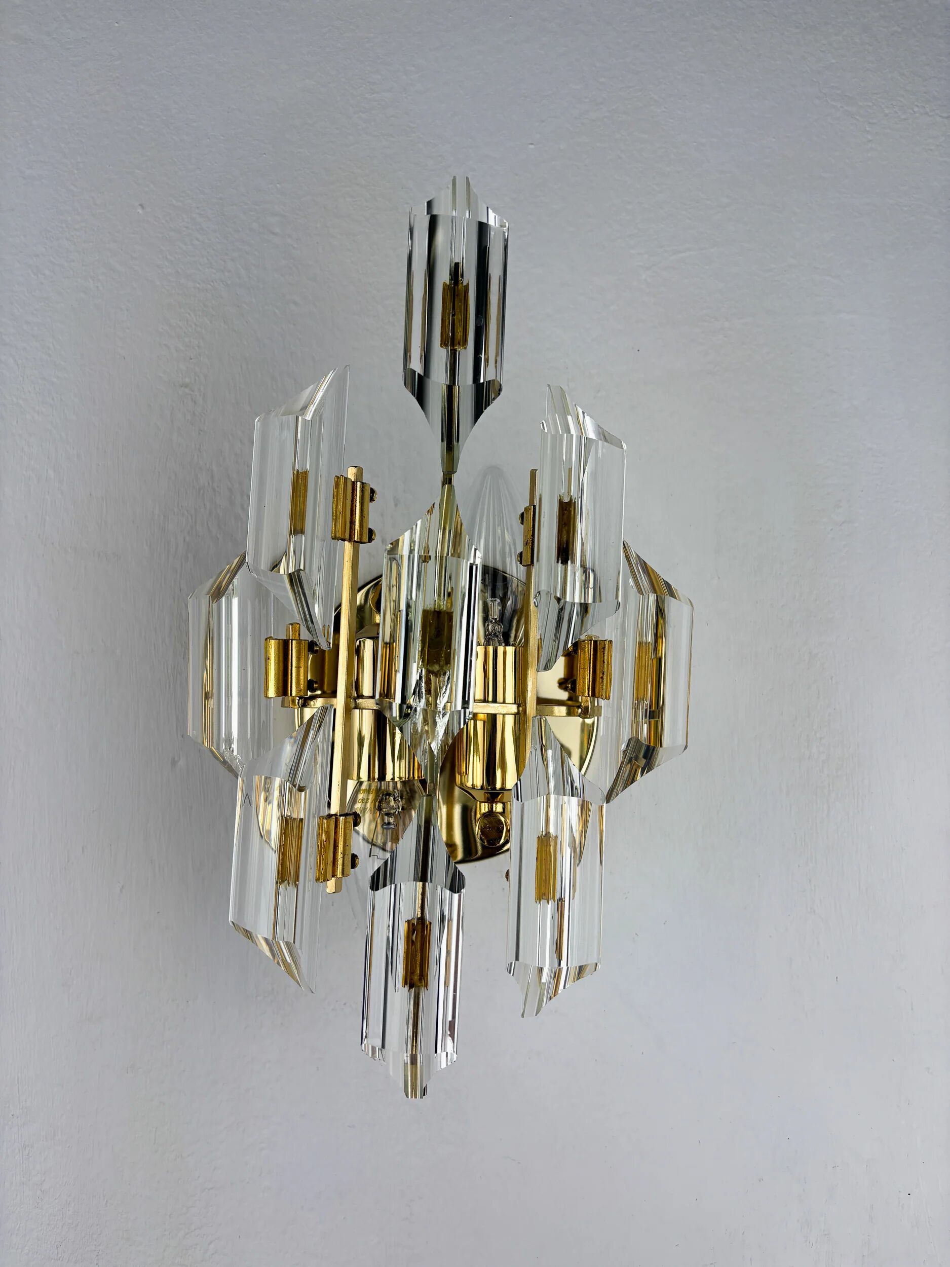 Oscar Torlasco for Stilkronen wall sconce, cut Murano glass, Italy, circa 1970s