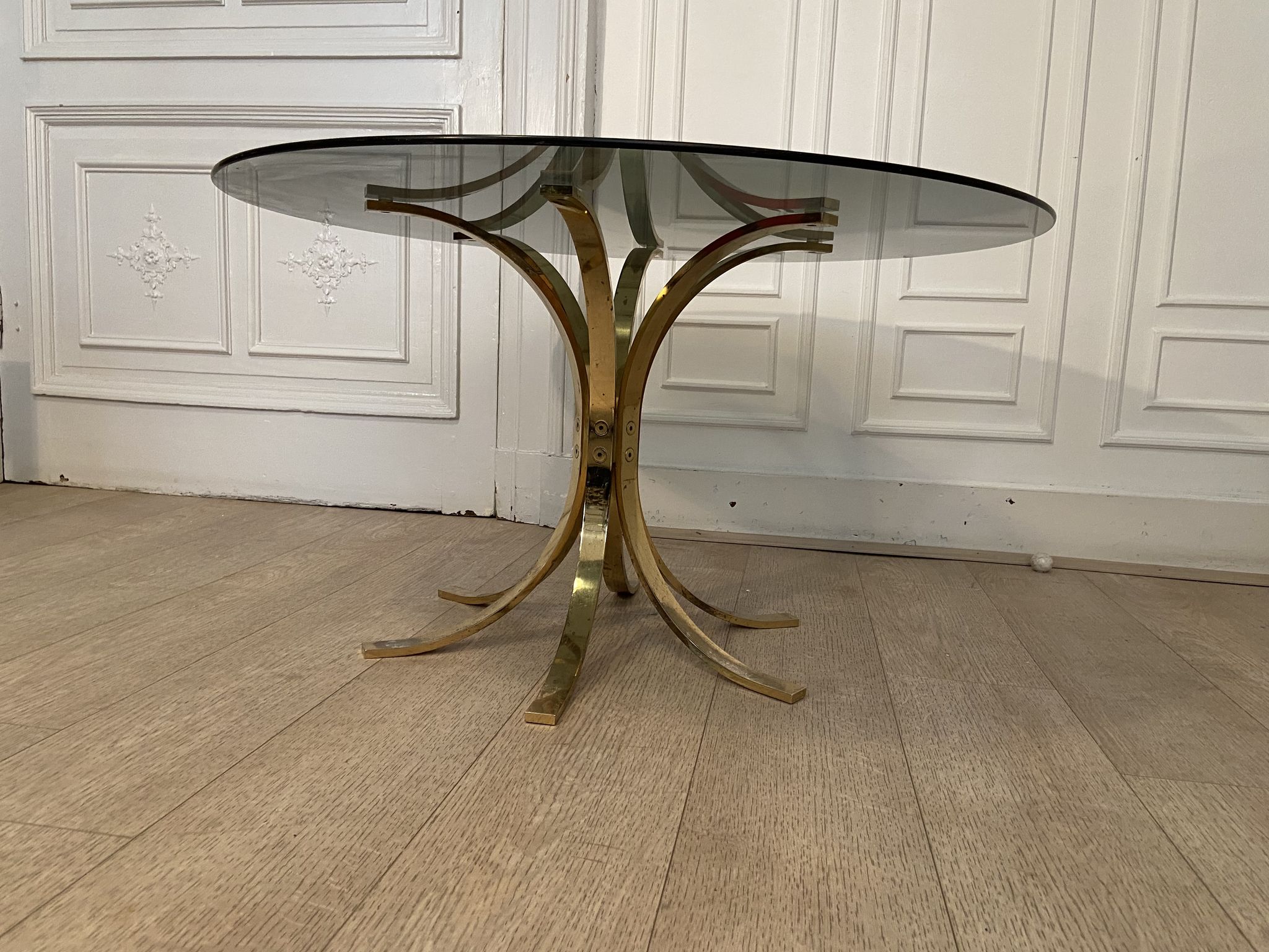 Table basse laiton et verre fumé, 1970s