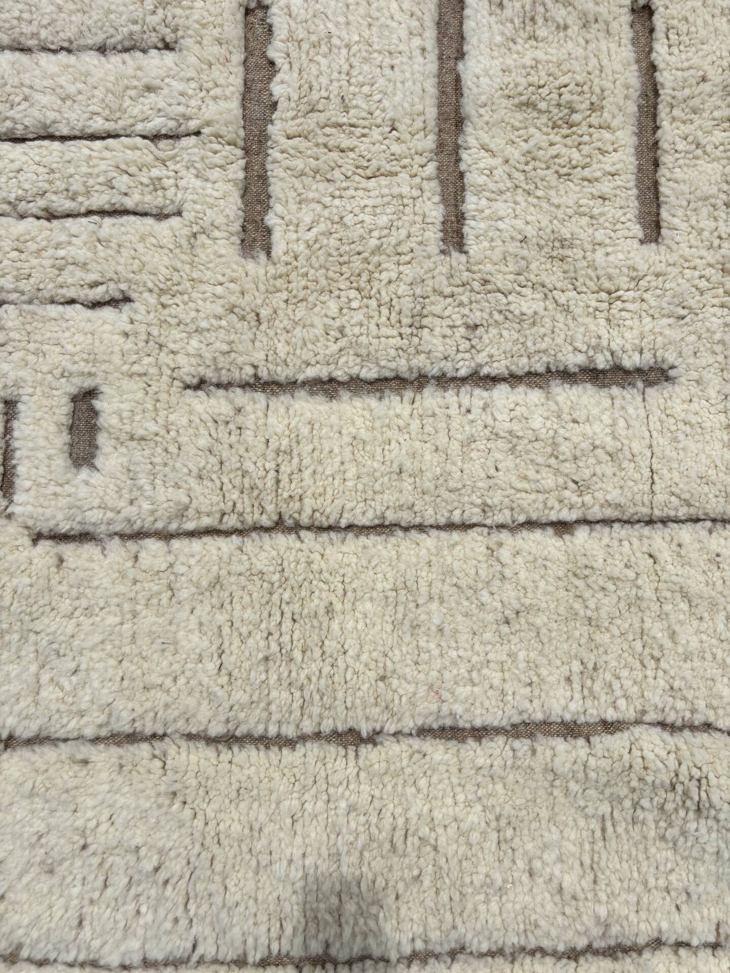 large modern Moroccan Berber rug Benin Ouarain