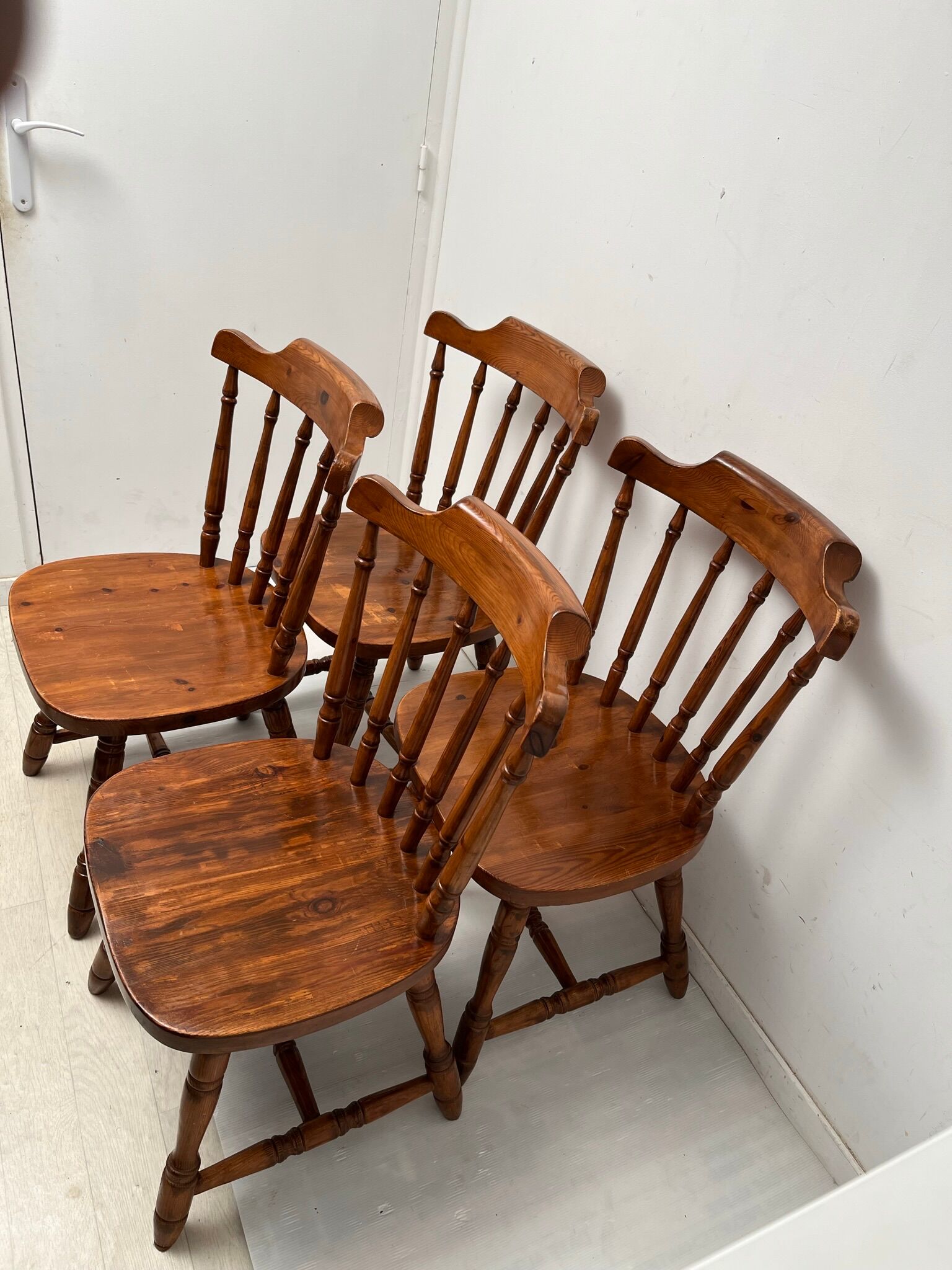 4 chaises western de saloon vintage 1970-1980