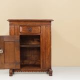 Armoire belge à une porte sculptée à la main du XVIe siècle en chêne massif