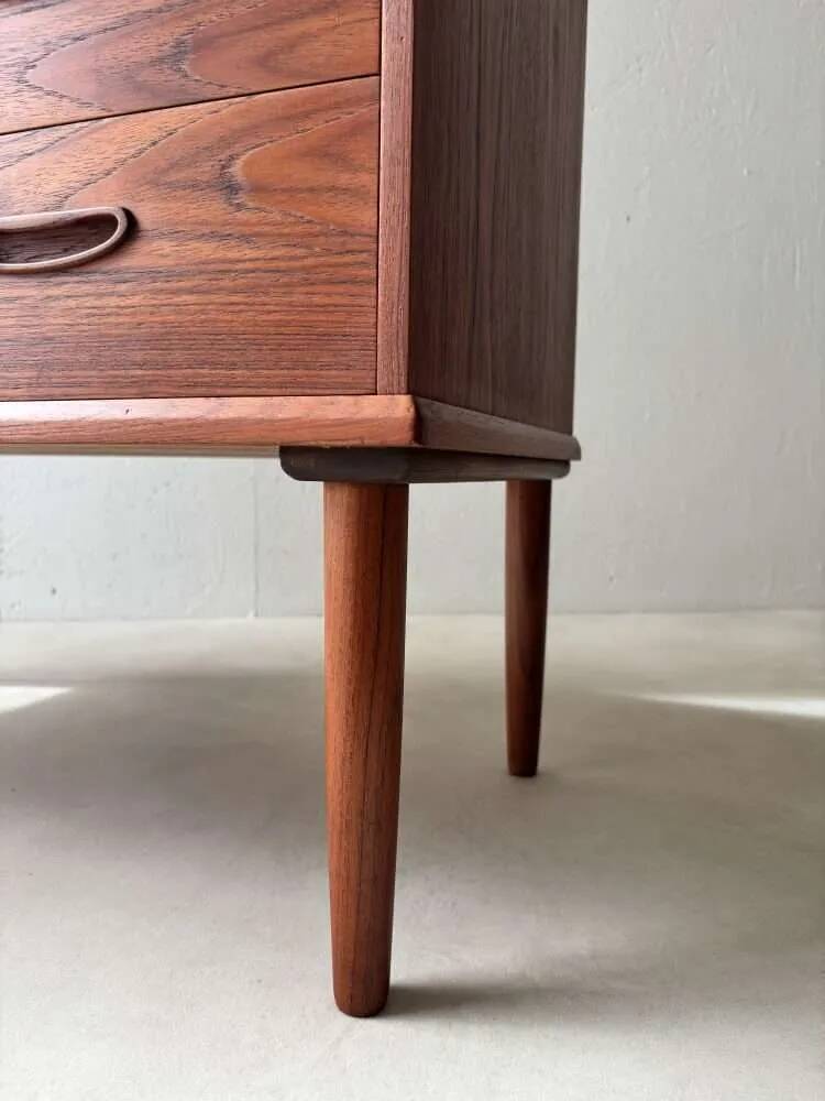 Commode en teck entièrement rénovée au design vintage des années 1960.