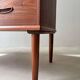 Commode en teck entièrement rénovée au design vintage des années 1960.