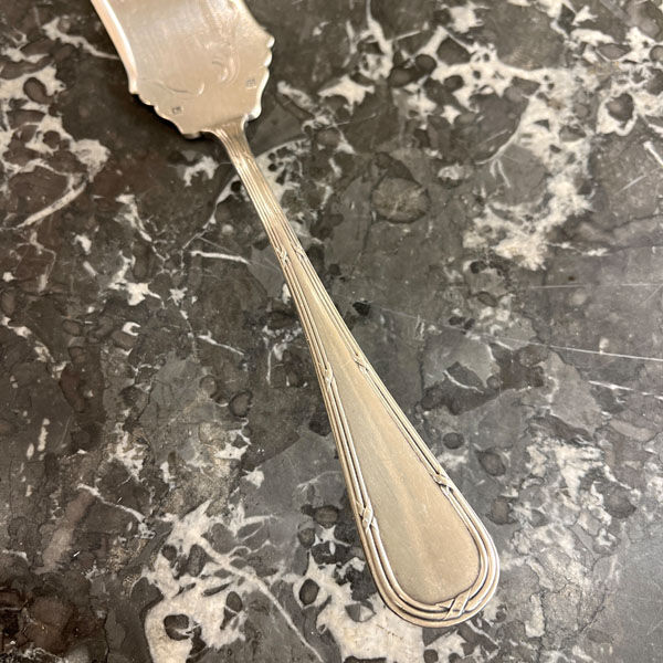 Pie shovel, silver metal, ribbon model
