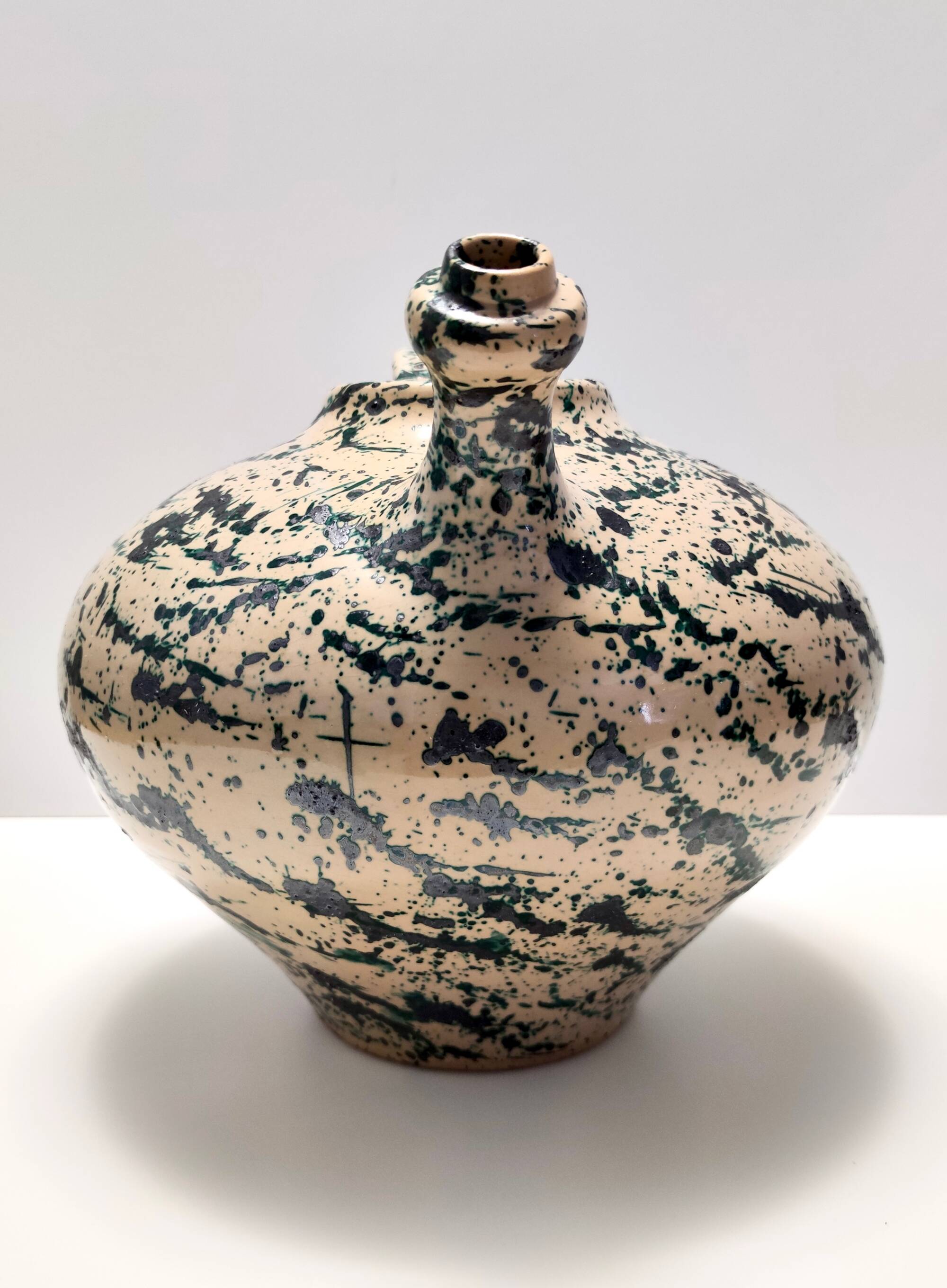 Vase vintage en terre cuite laqué et peint à la main beige et vert, Deruta