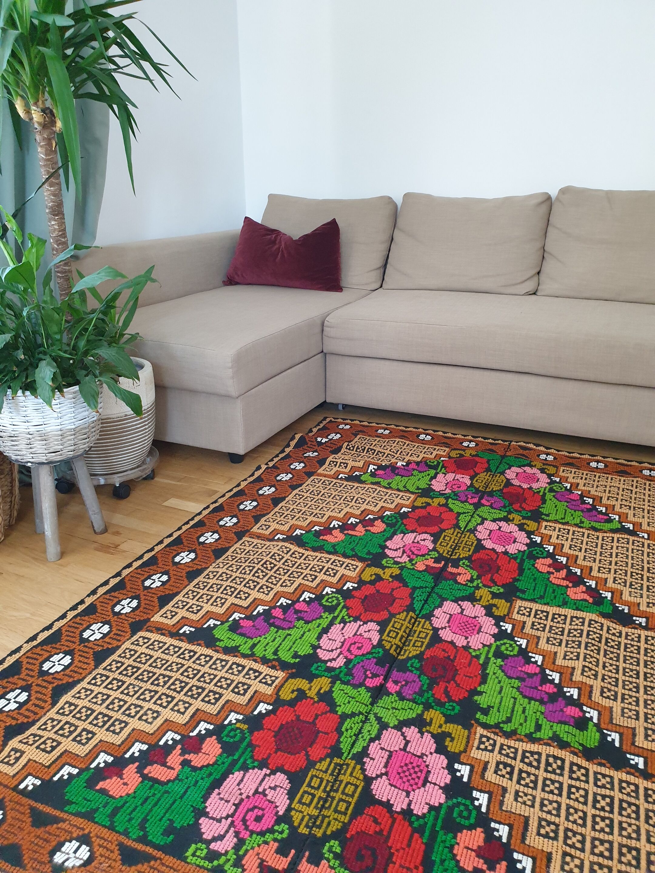 Brown wool rug with colorful boho flowers 142x196cm