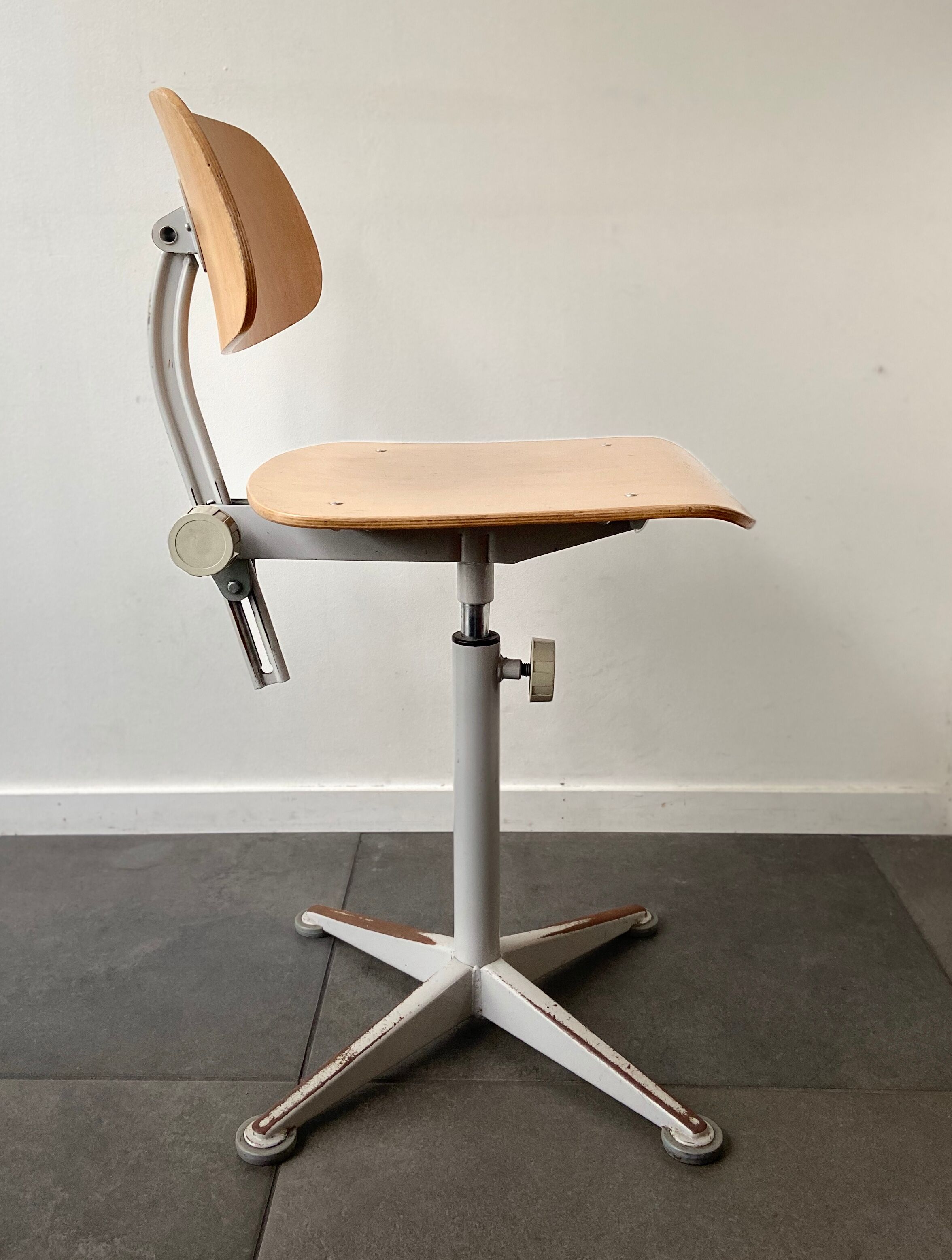 Dutch industrial workshop chair by Friso Kramer for Ahrend Cirkel