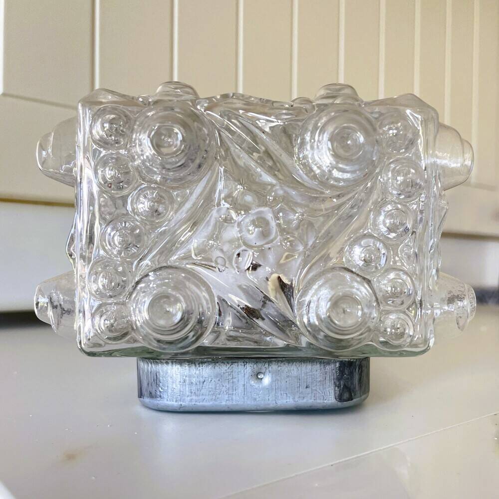 Plafonnier ou applique en verre rectangulaire.