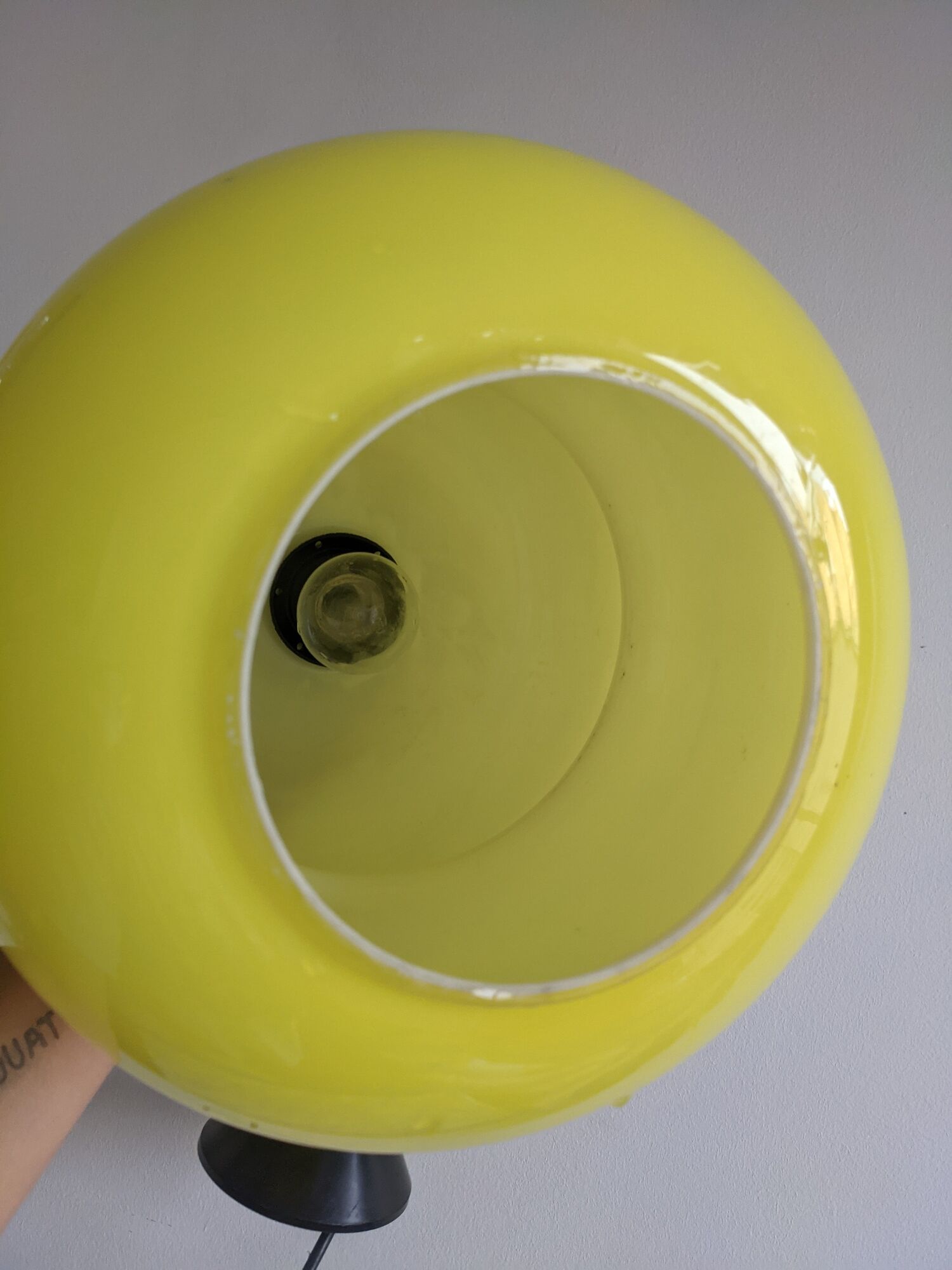 Suspension globe style peill & putlzer vintage lamp in yellow opaline for walking light