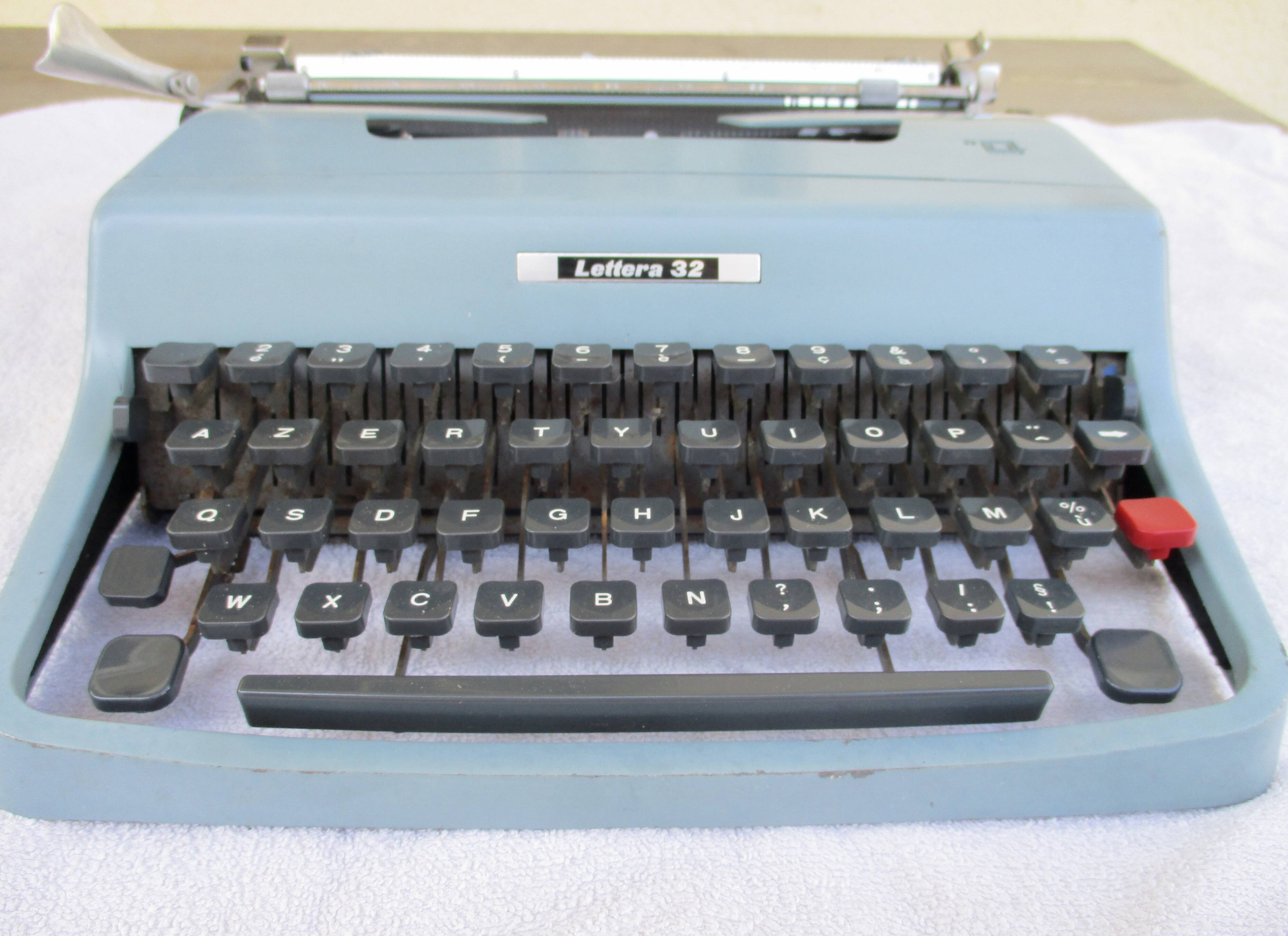 Typewriter, olivetti lettera 32