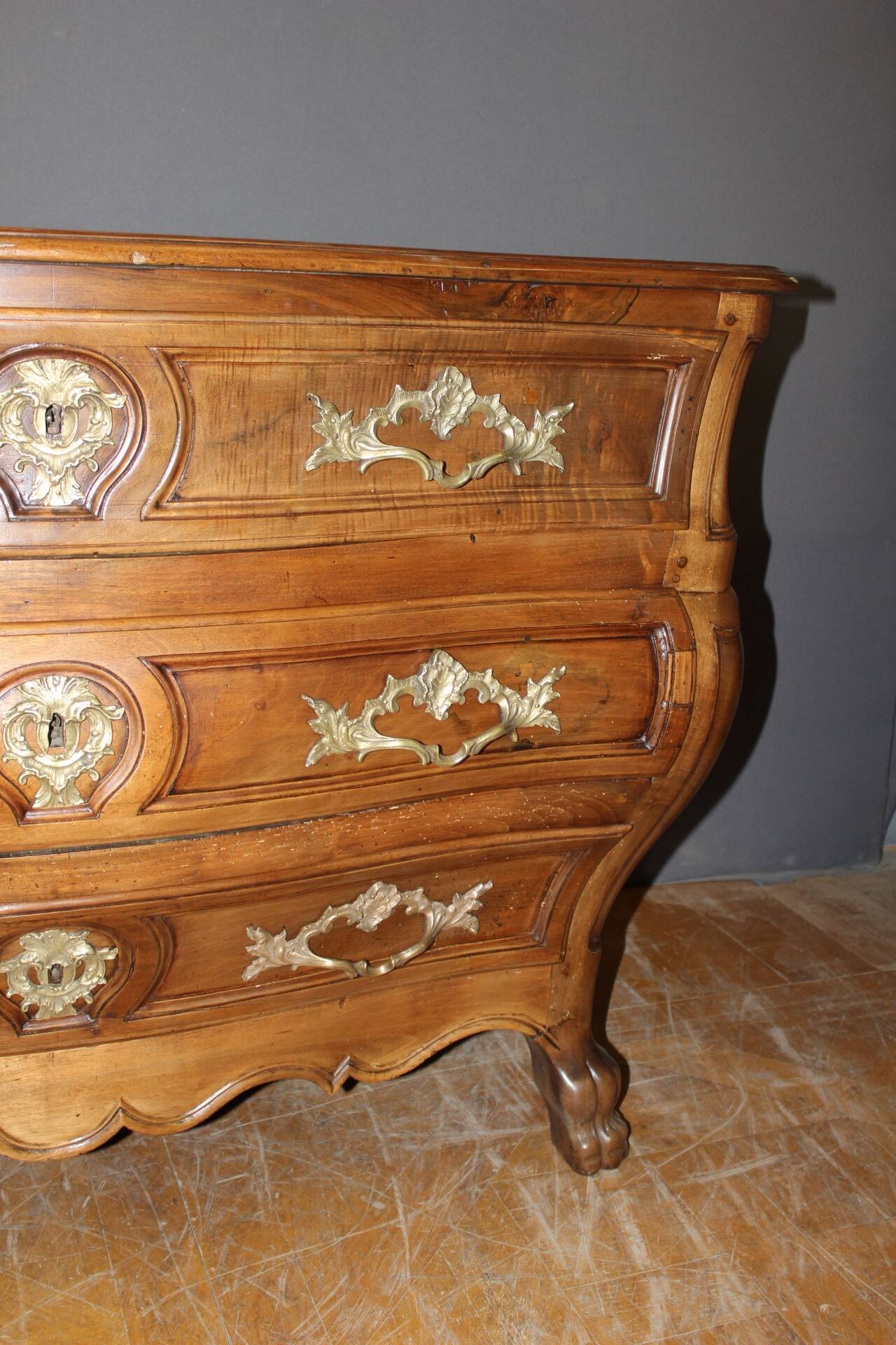 Bordeaux Tomb Commode in Walnut, 18th Century