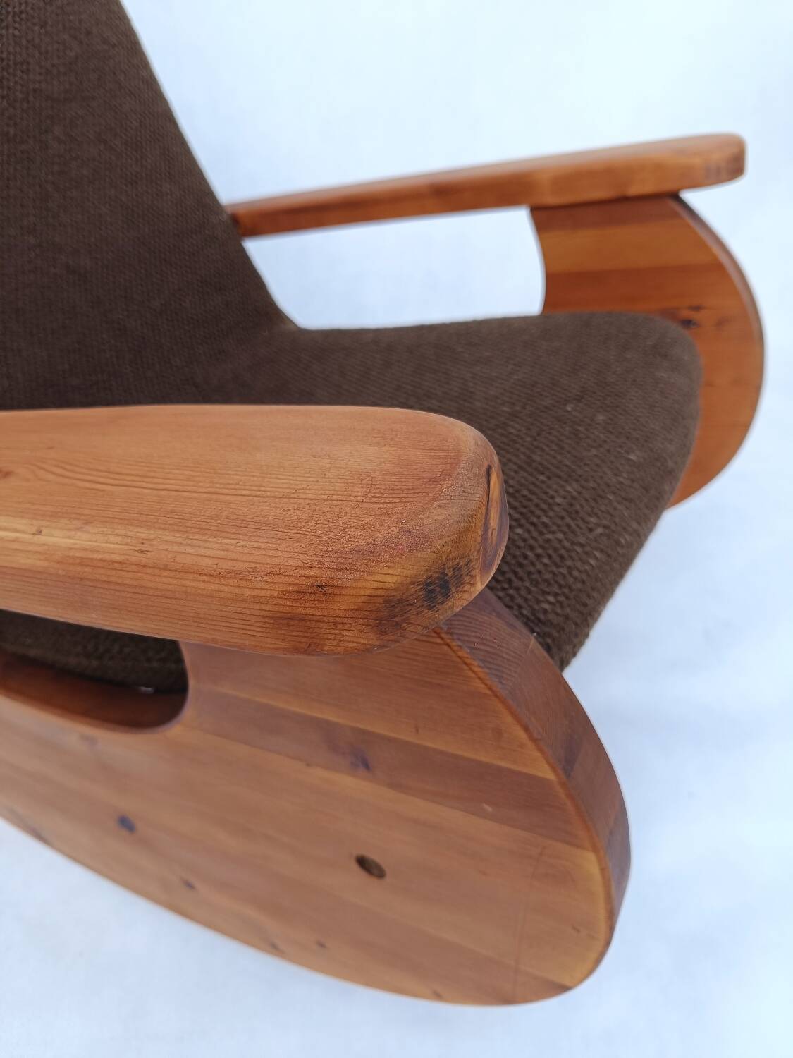 Fauteuil à bascule brutaliste en pin de wasa