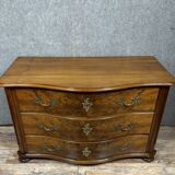 Commode galbée en noyer et loupe, époque Louis XIV