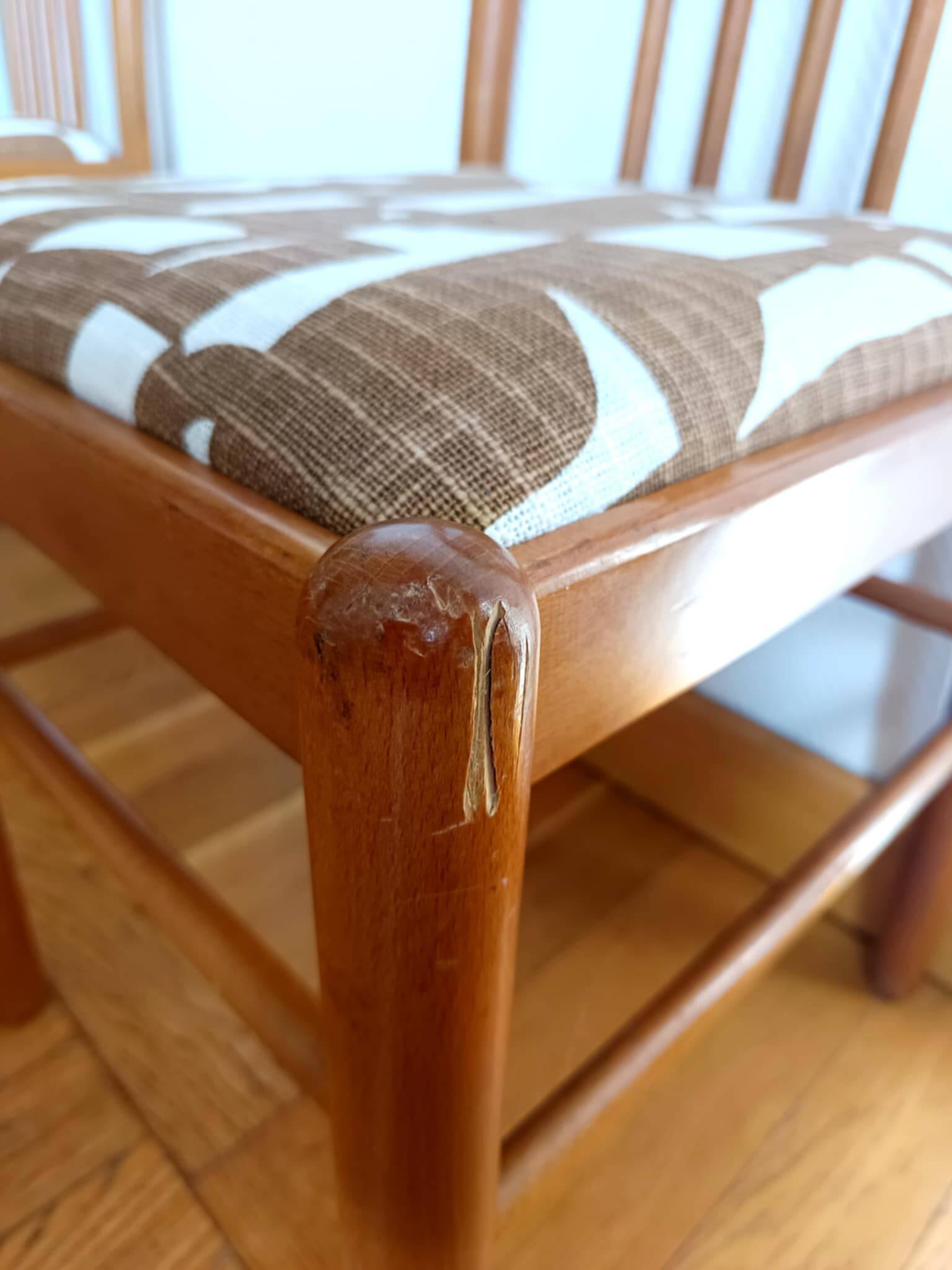 Trois chaises style vintage pin et tissu