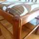 Trois chaises style vintage pin et tissu