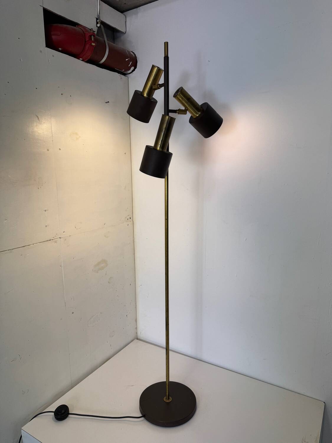 Lampadaire vintage moderniste marron et laiton à 3 spots, années 1960