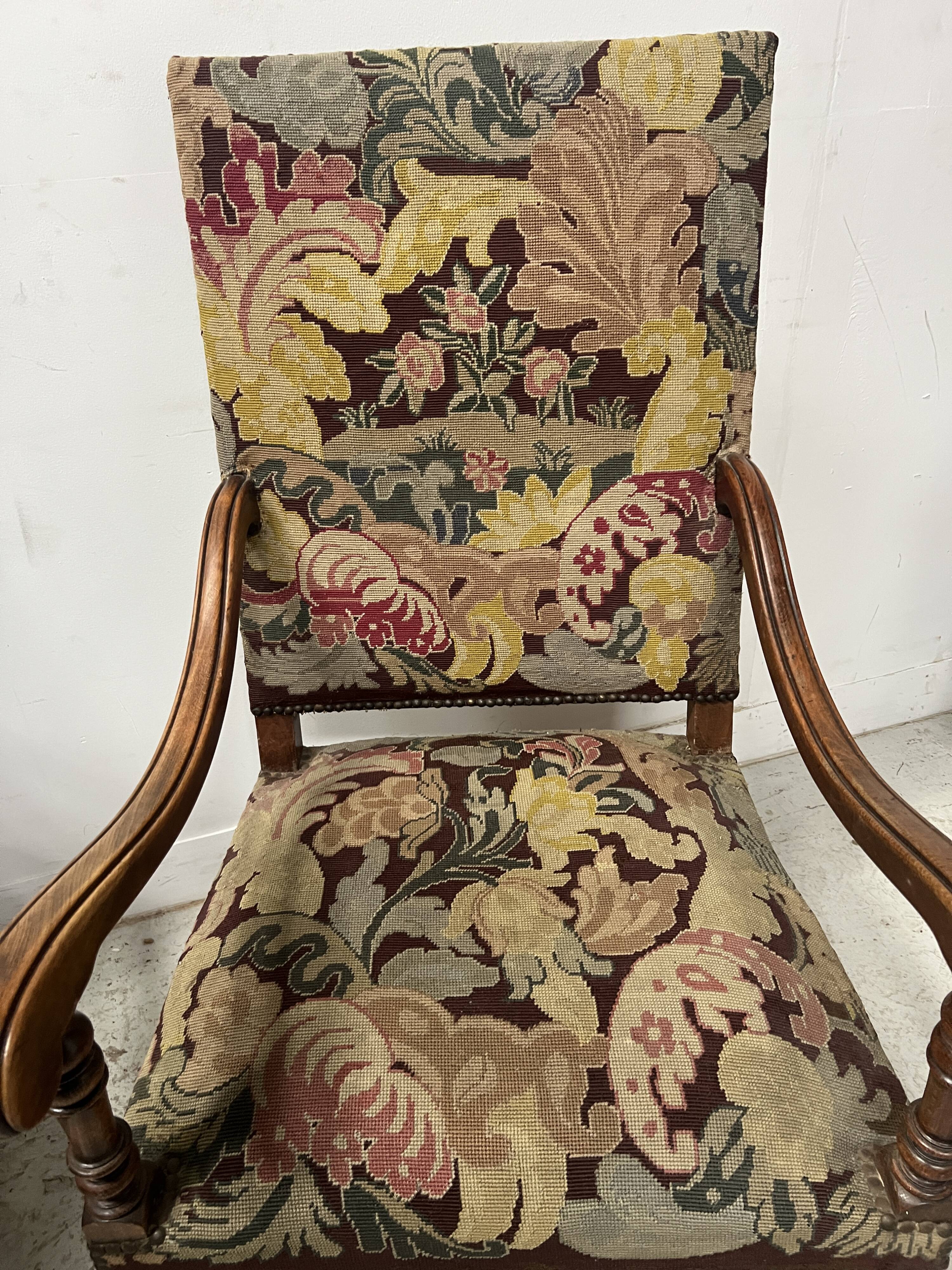 Paire de fauteuils de style Louis XIII a haut dossiers plats XX siècle