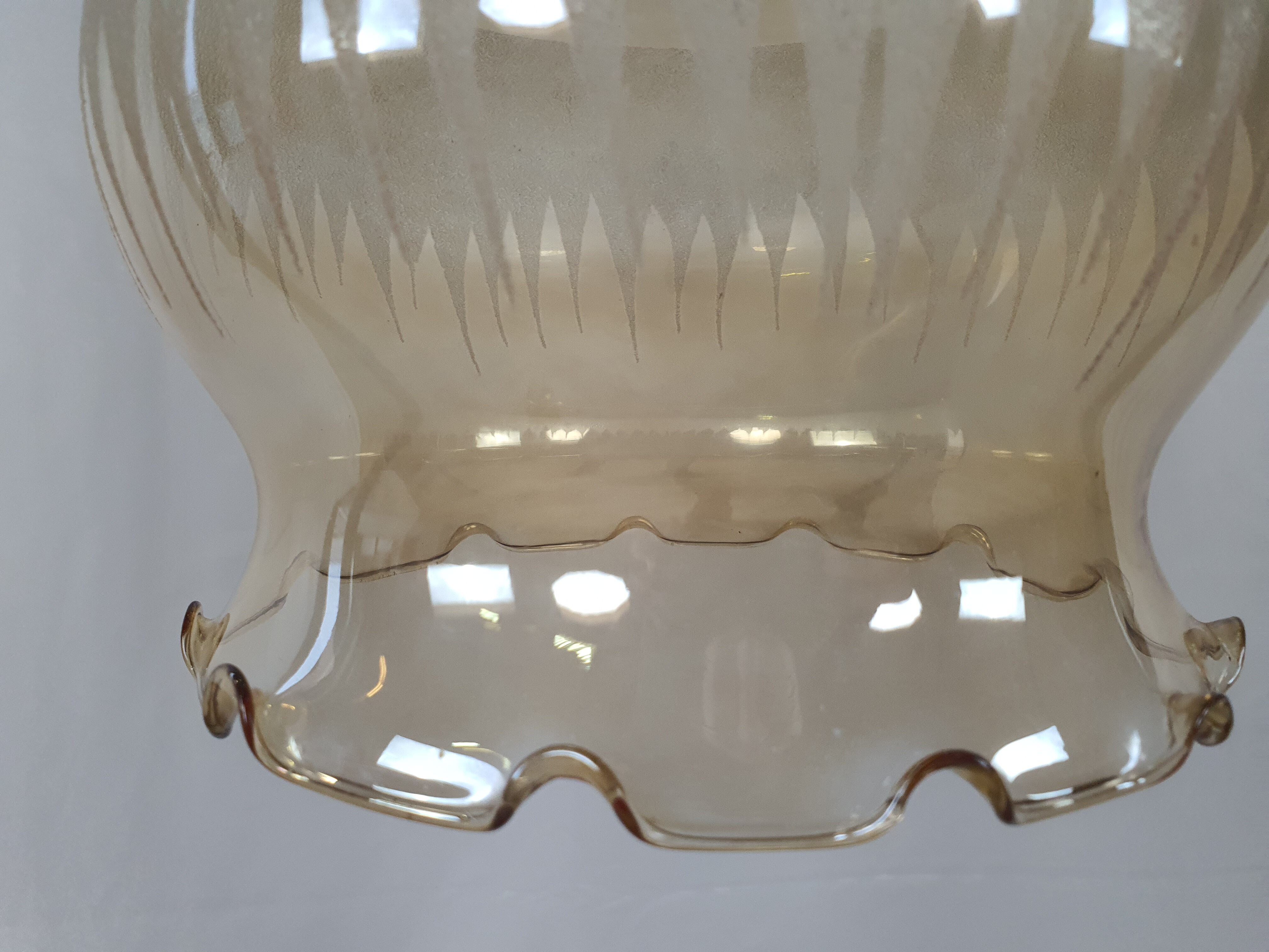 Lustre en verre travaillé et laiton