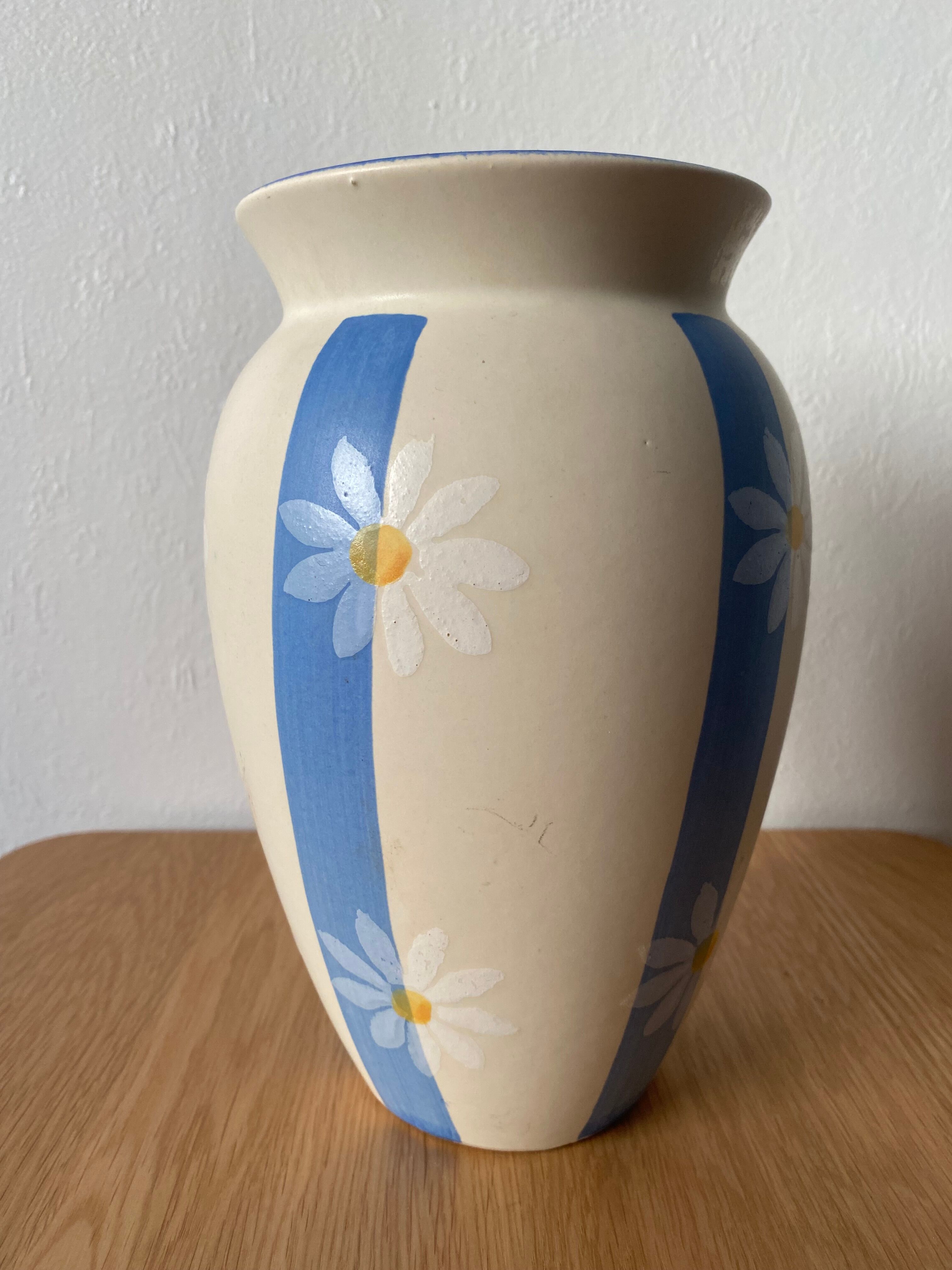 Flowered vase daisies