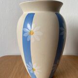 Flowered vase daisies