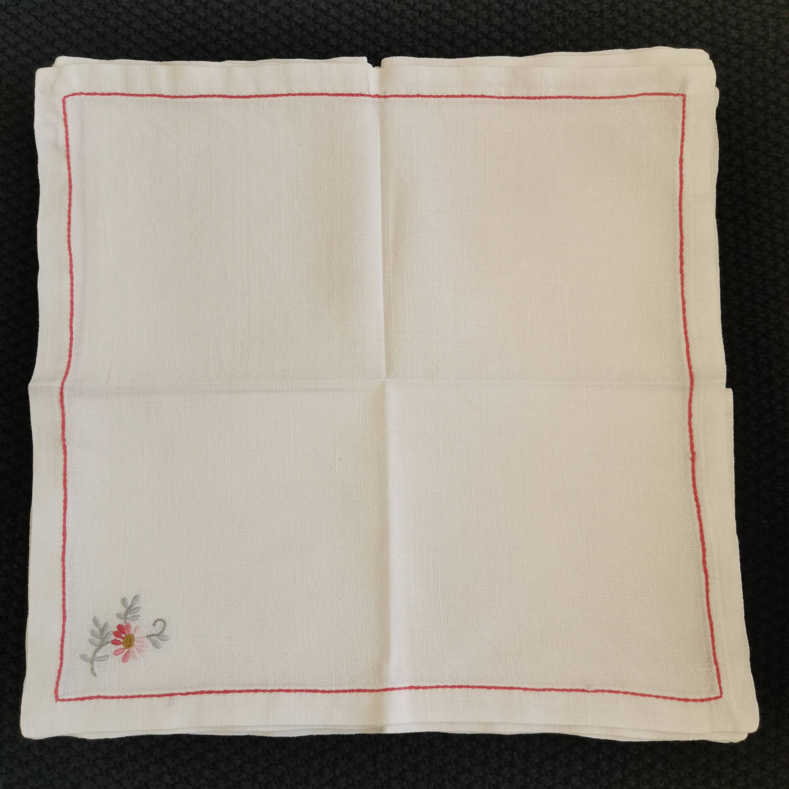 Lot de 12 serviettes de table broderie fleur