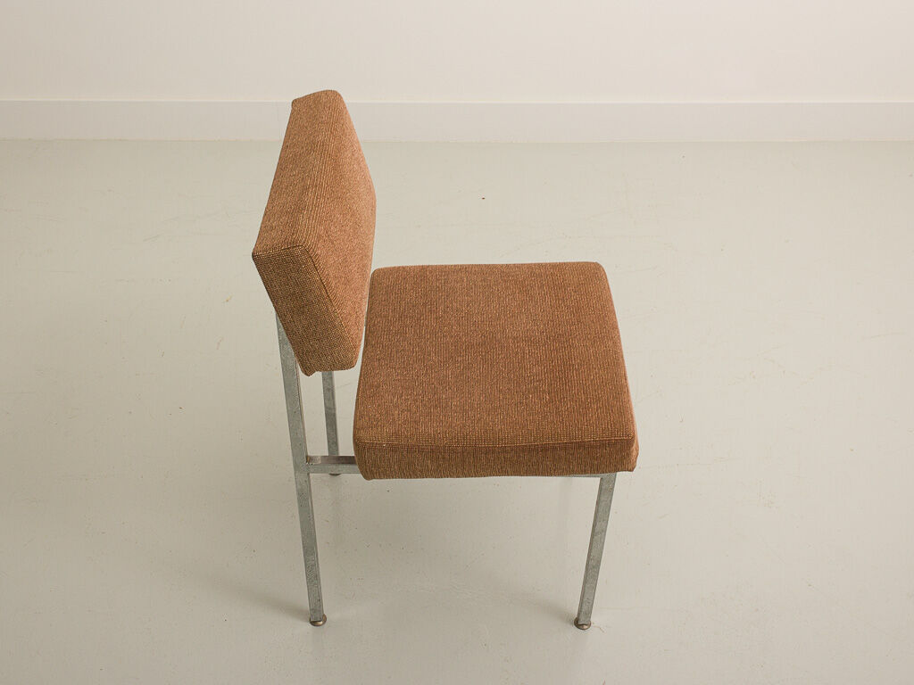 Chaise de bureau avec une structure en acier chromé et dossier large