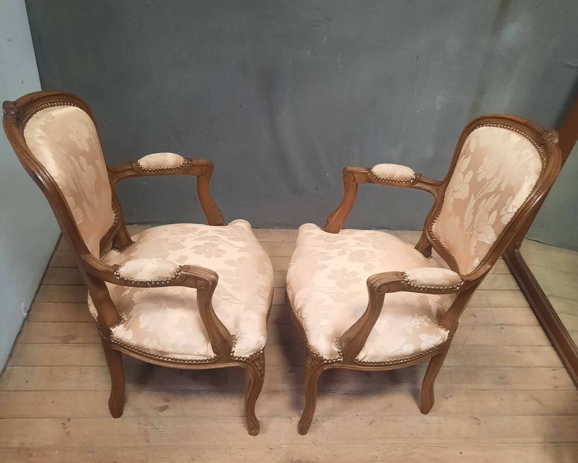 Paire de fauteuils tapissés de style Louis XV