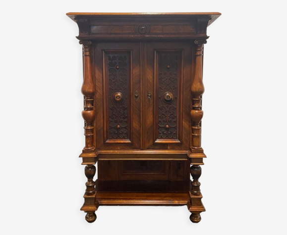 Cabinet de la période wilhelminienne des années 1900.