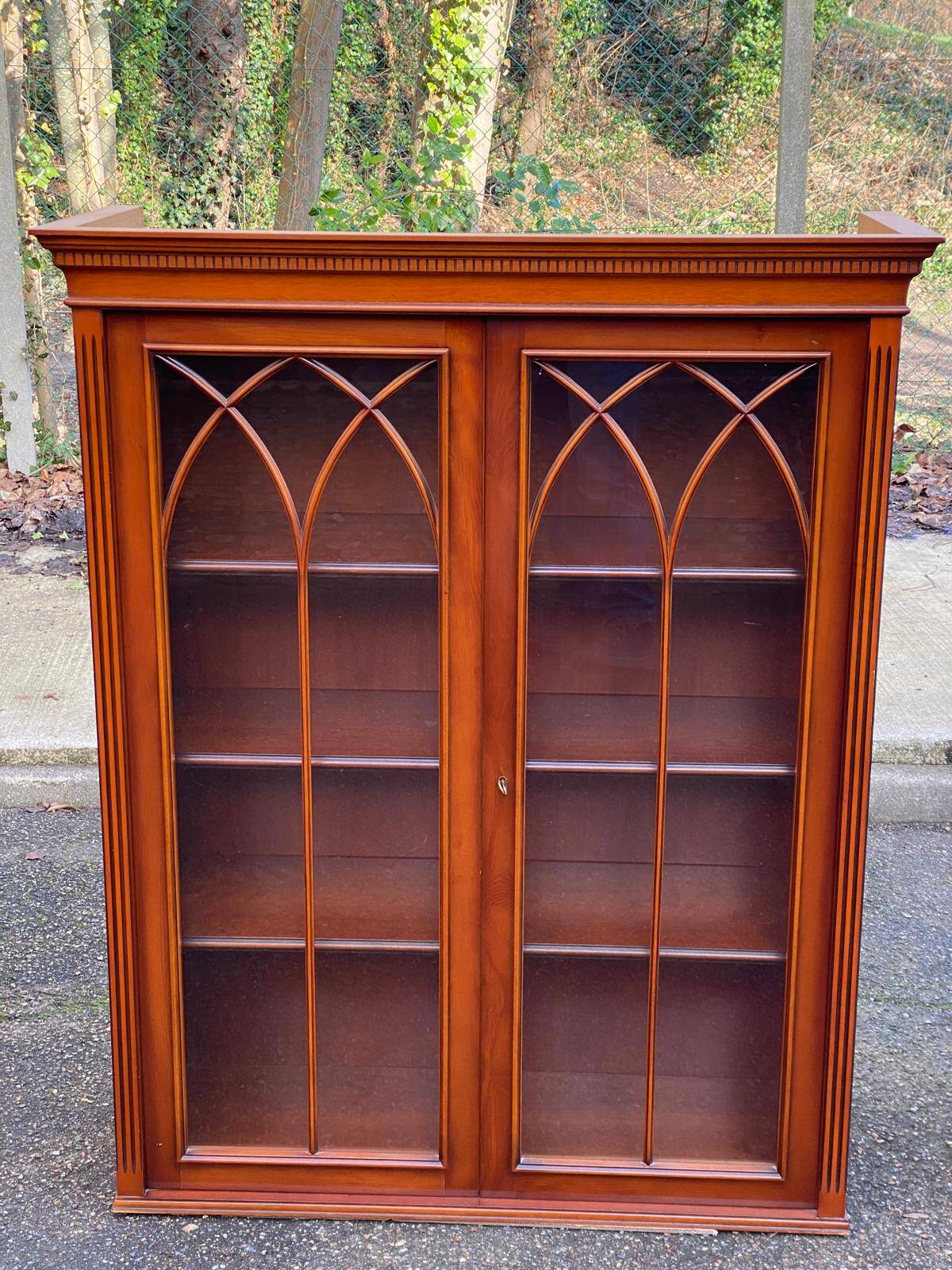 English display cabinet with 2 doors, mahogany imitation, 1990.