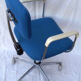 Adjustable height swivel desk