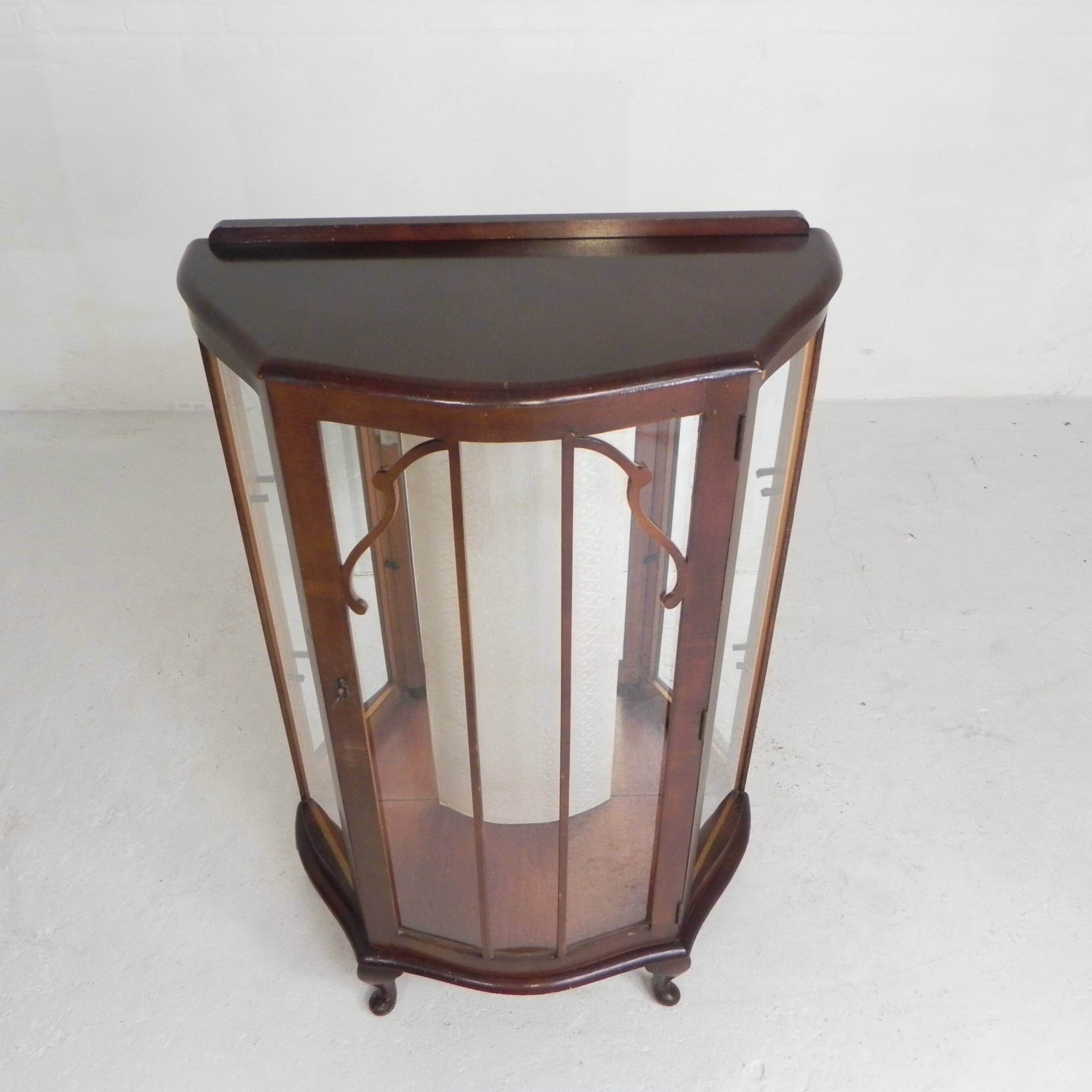 English Art Deco display cabinet on ornate legs, 1930s