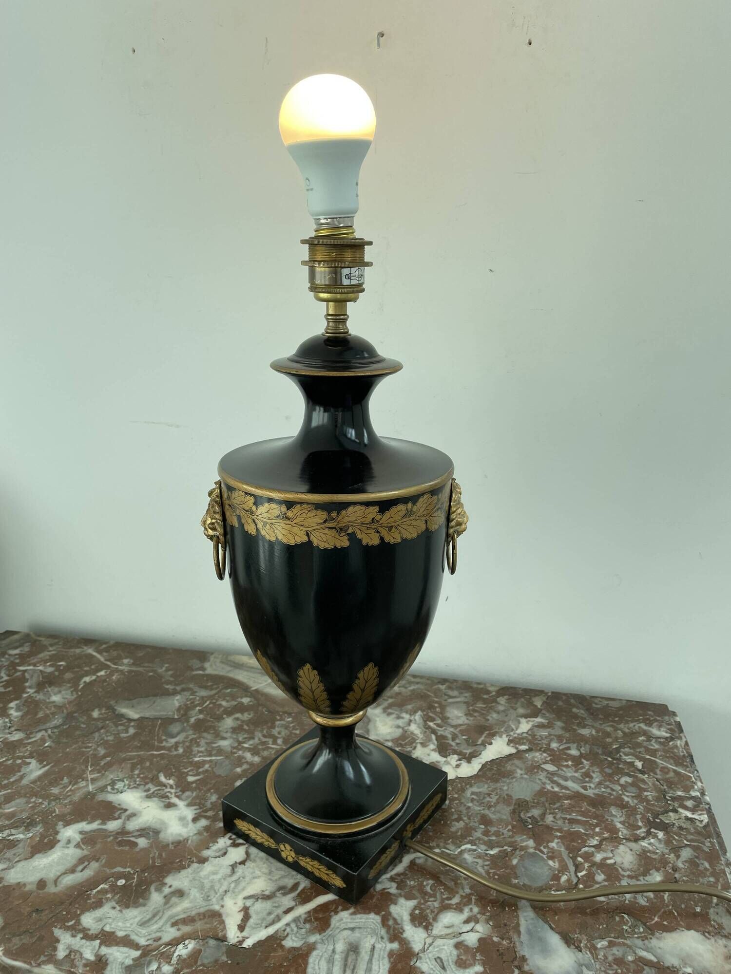 Foot, Baluster lamp, golden lions, golden lampshade, Hotel Intercontinental de Paris Opéra Garnier