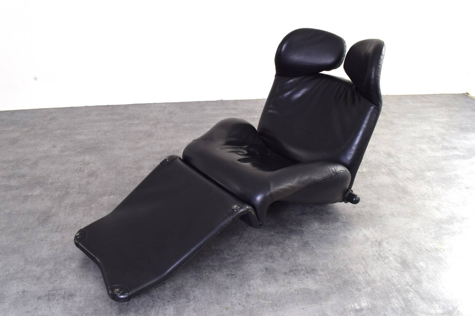Wink Leather Chair by Toshiyuki Kita for Cassina, 1980s.