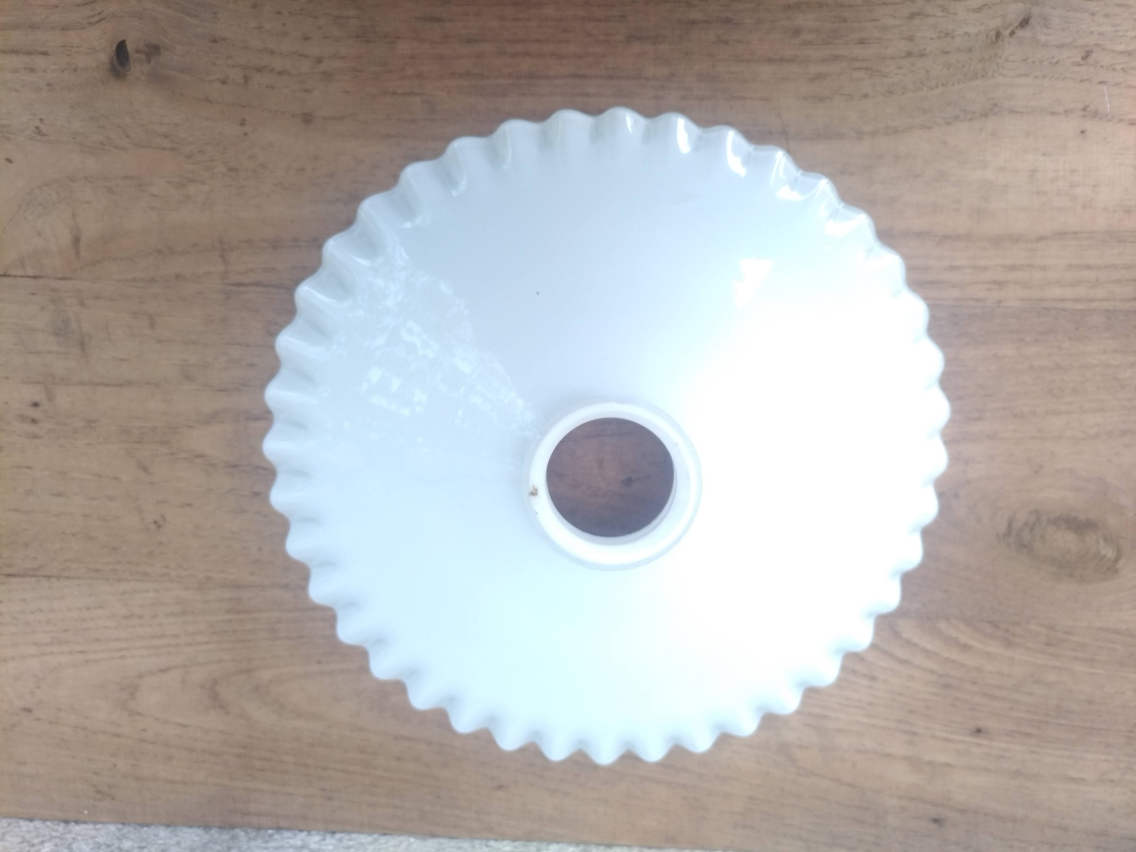 Serrated opaline lampshade cup