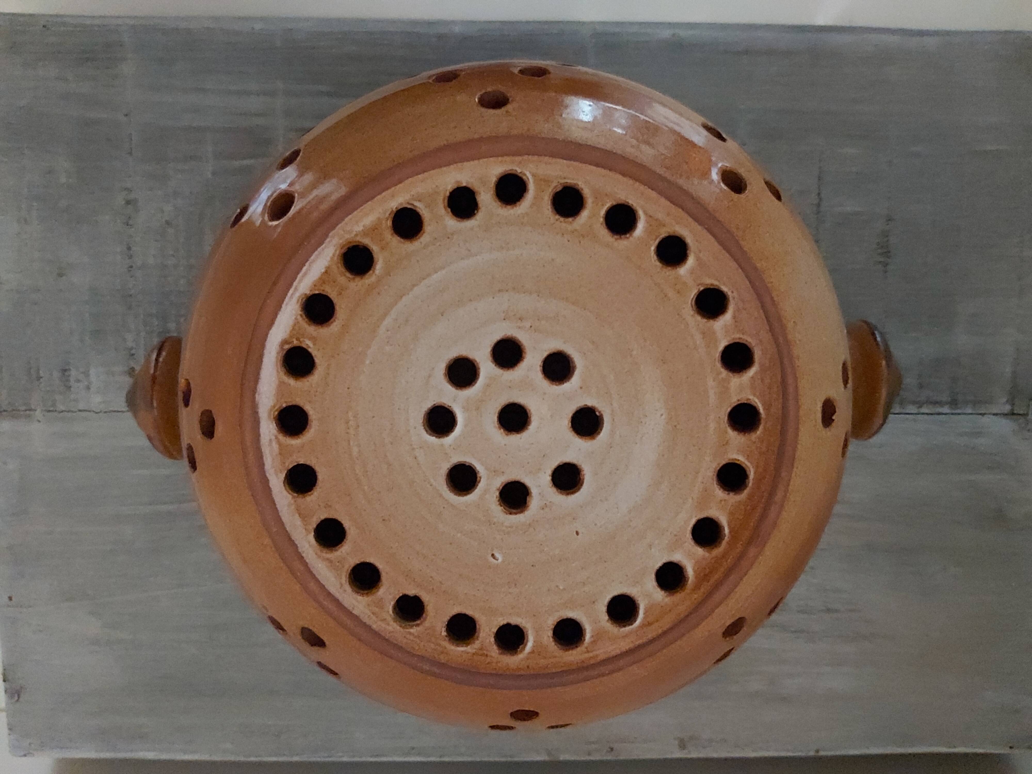 Enamelled sandstone strainer