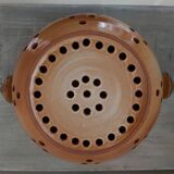 Enamelled sandstone strainer