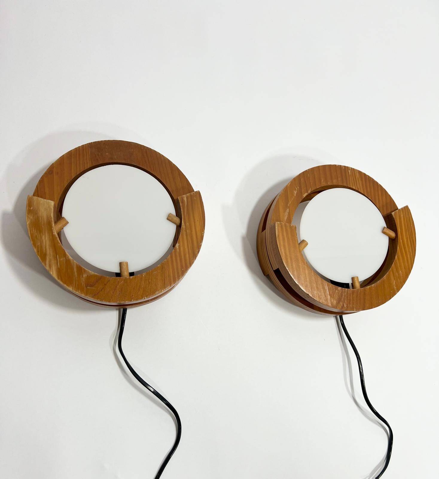 Vintage design wall light in pine and plexiglass, 1970s