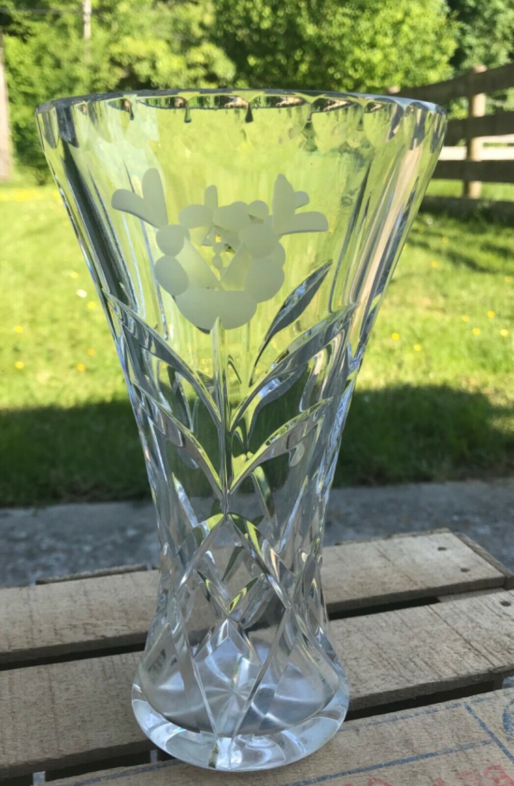 Crystal vase chiseled flower with frosted petals