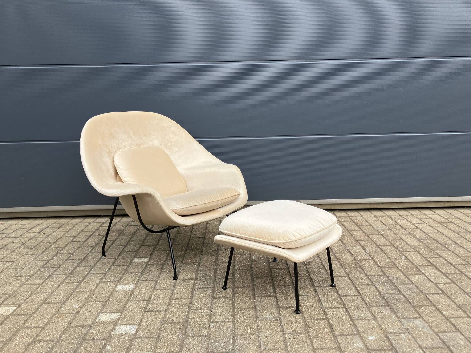 Knoll Womb chair + ottoman Eero Saarinen Beige Sand color, perfect condition!