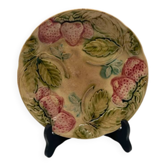 Assiette en barbotine décor fraises