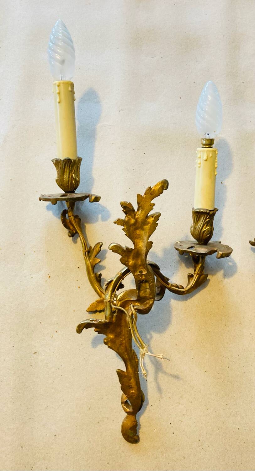 Paire d'appliques Louis XV en bronze décor de feuilles d’acanthes