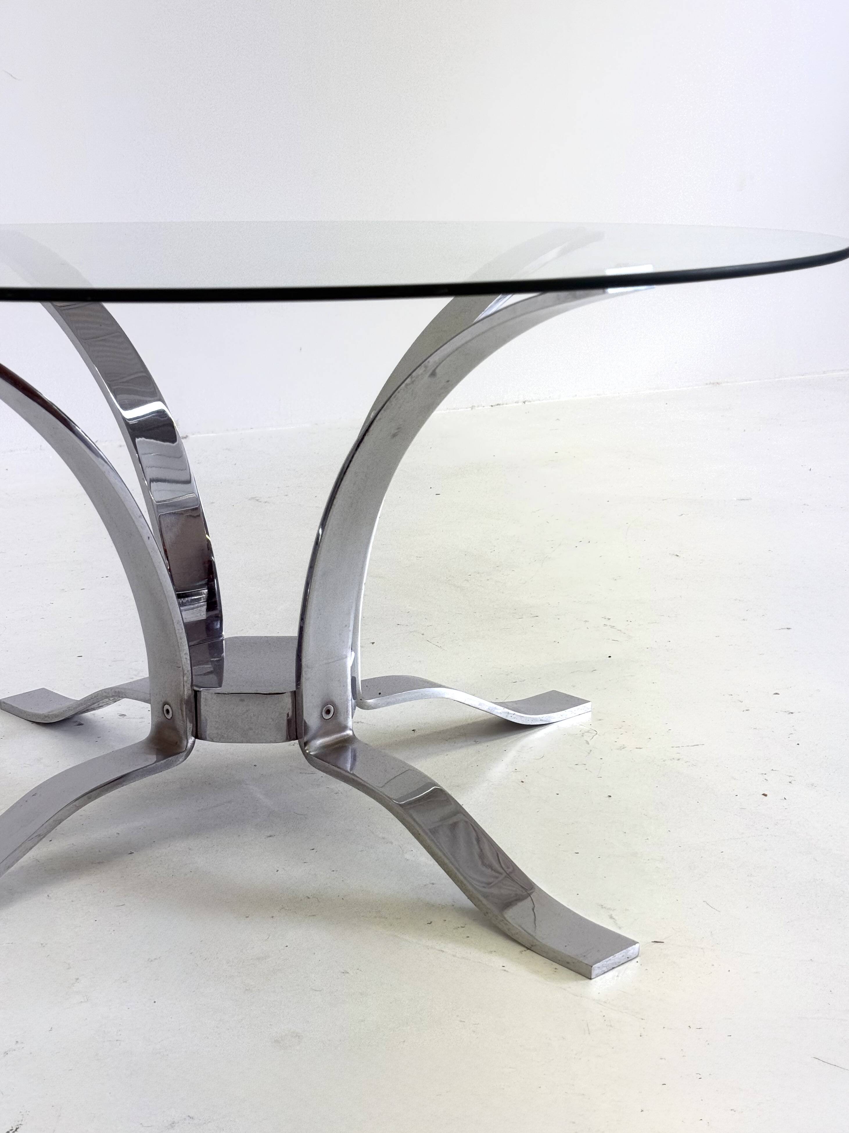 Table basse en verre du milieu du siècle avec cadre chromé