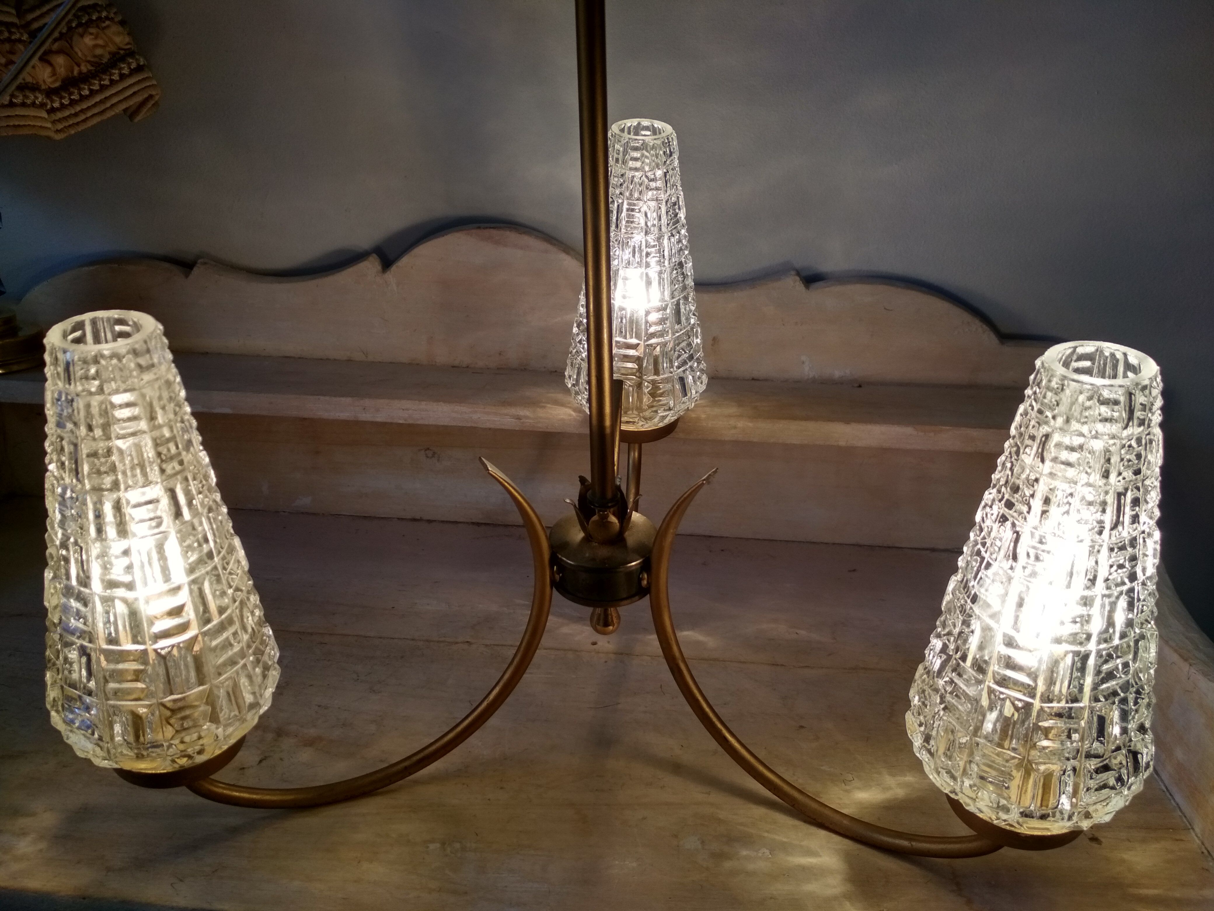Lustre vintage à 3 branches métal doré et tulipes