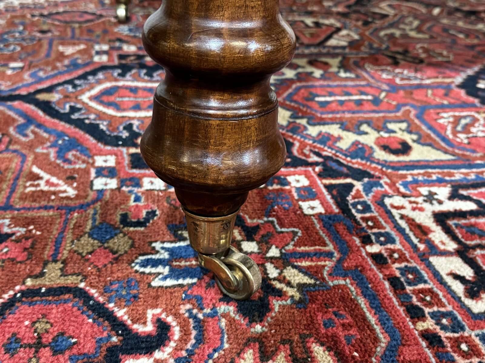 Victorian-style mahogany English table with 3 extensions.