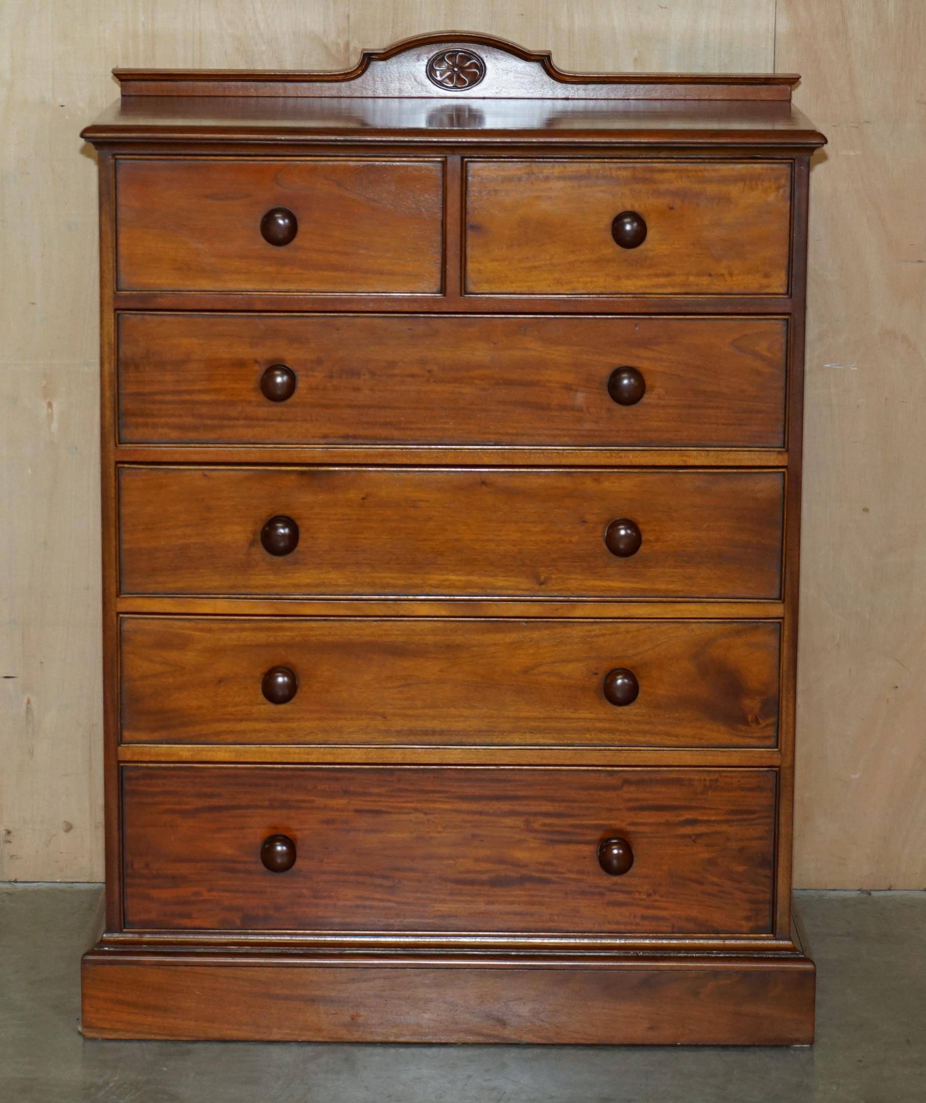 Paire de commodes vintage en acajou flammé